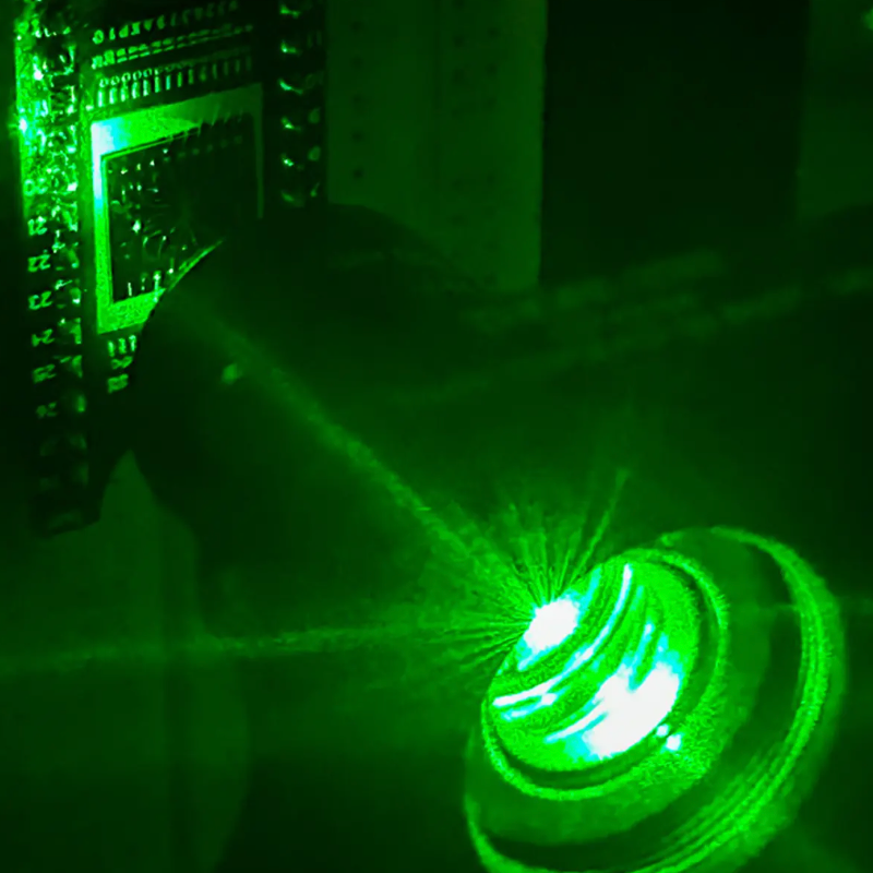 Small neuromorphic device ‘sees,' makes ultra-fast decisions and creates memories