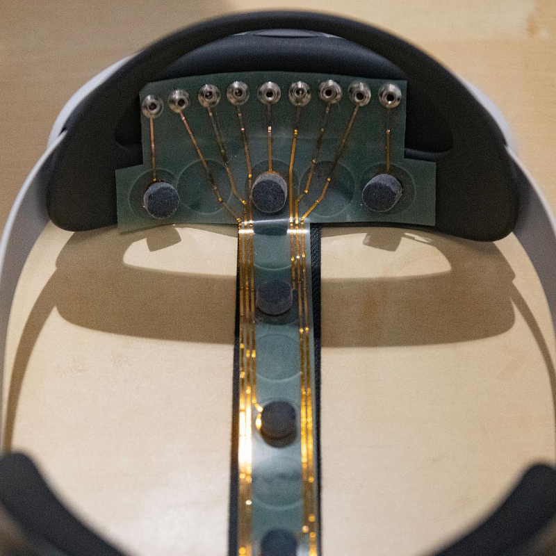 How to measure your brain activity using an EEG sensor mounted on a VR headset