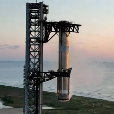 Yet another spectacular Super Heavy booster catch by SpaceX