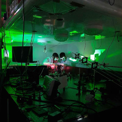 Scientists track and tweak ultrafast material changes