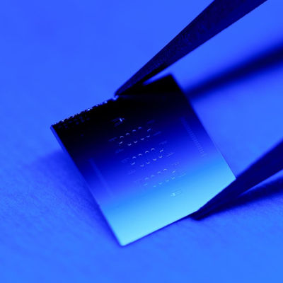 Princeton engineers build longer-lasting qubit