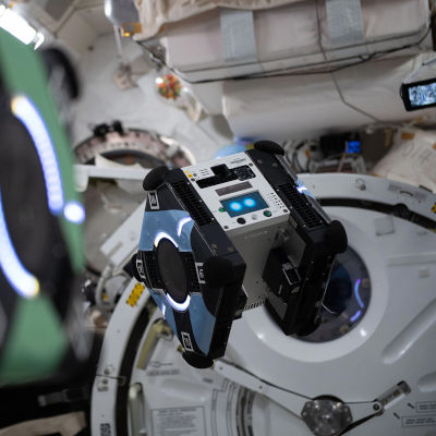 Stanford researchers achieve first AI control of robot on ISS