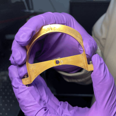 Stanford scientists create new optical device for room-temperature quantum communication