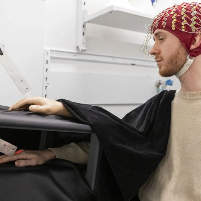 Brain waves shape our sense of body ownership