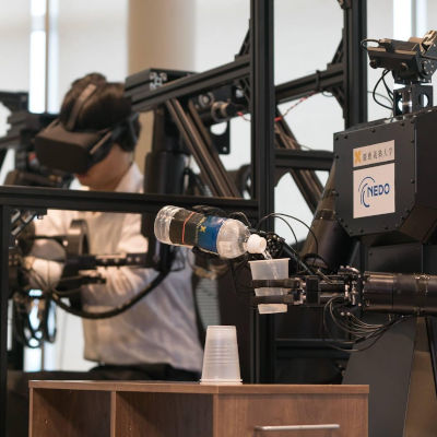 New system enables robots to mimic human grasping skills